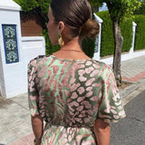 Constança | Gėlių Suknelė su Plisuotomis Detailem ir V Formos Iškirpte