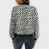 Julija - Elegantiška Leopardo Rašto Striukė